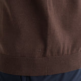 スビンプラチナムモックネックニットオークの裾を写したメンズ着用画像