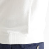 スビンプラチナムモックネックニットホワイトの裾を写したメンズ着用画像