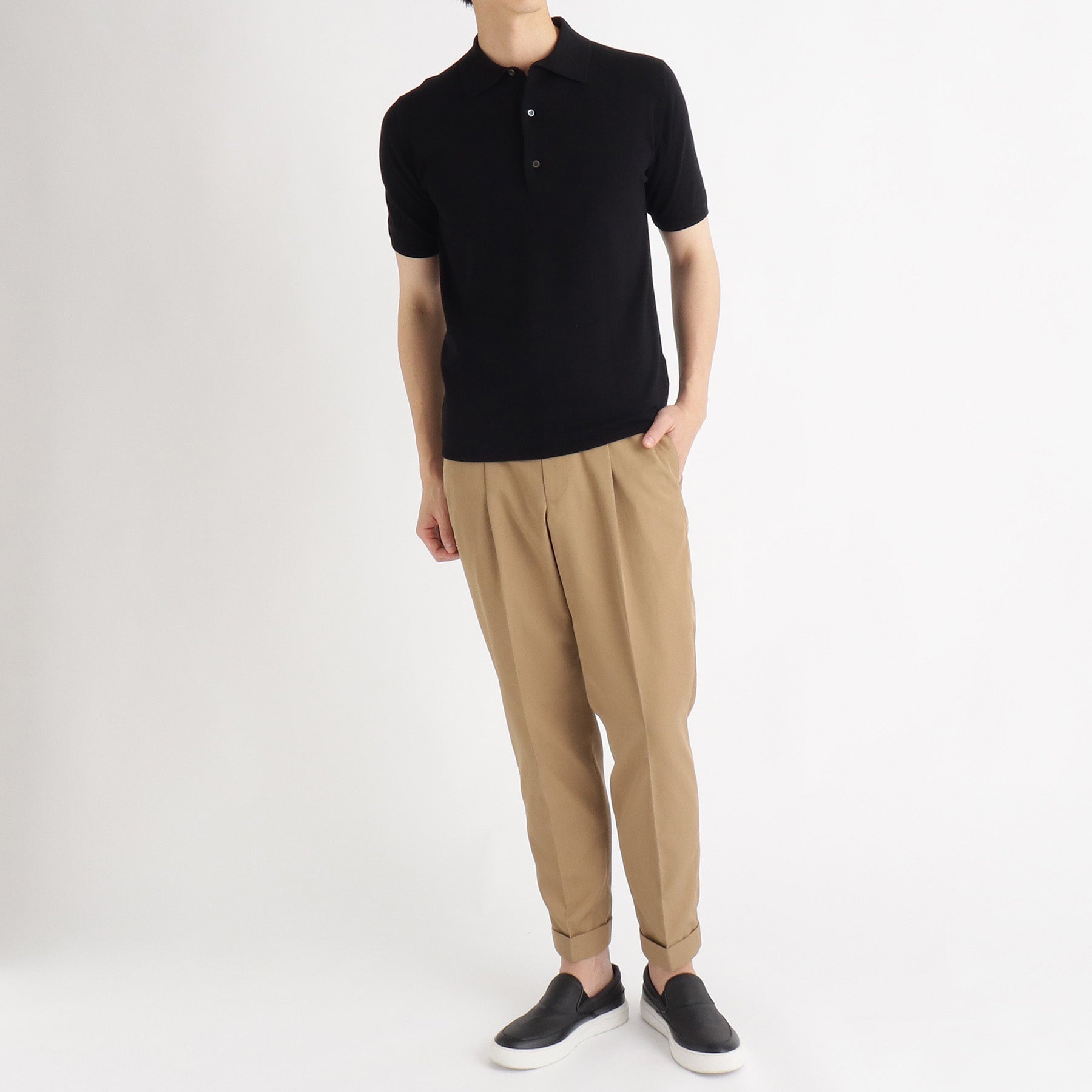 モアザンコットンイージートラウザーベージュとニットTシャツのメンズ着用画像1