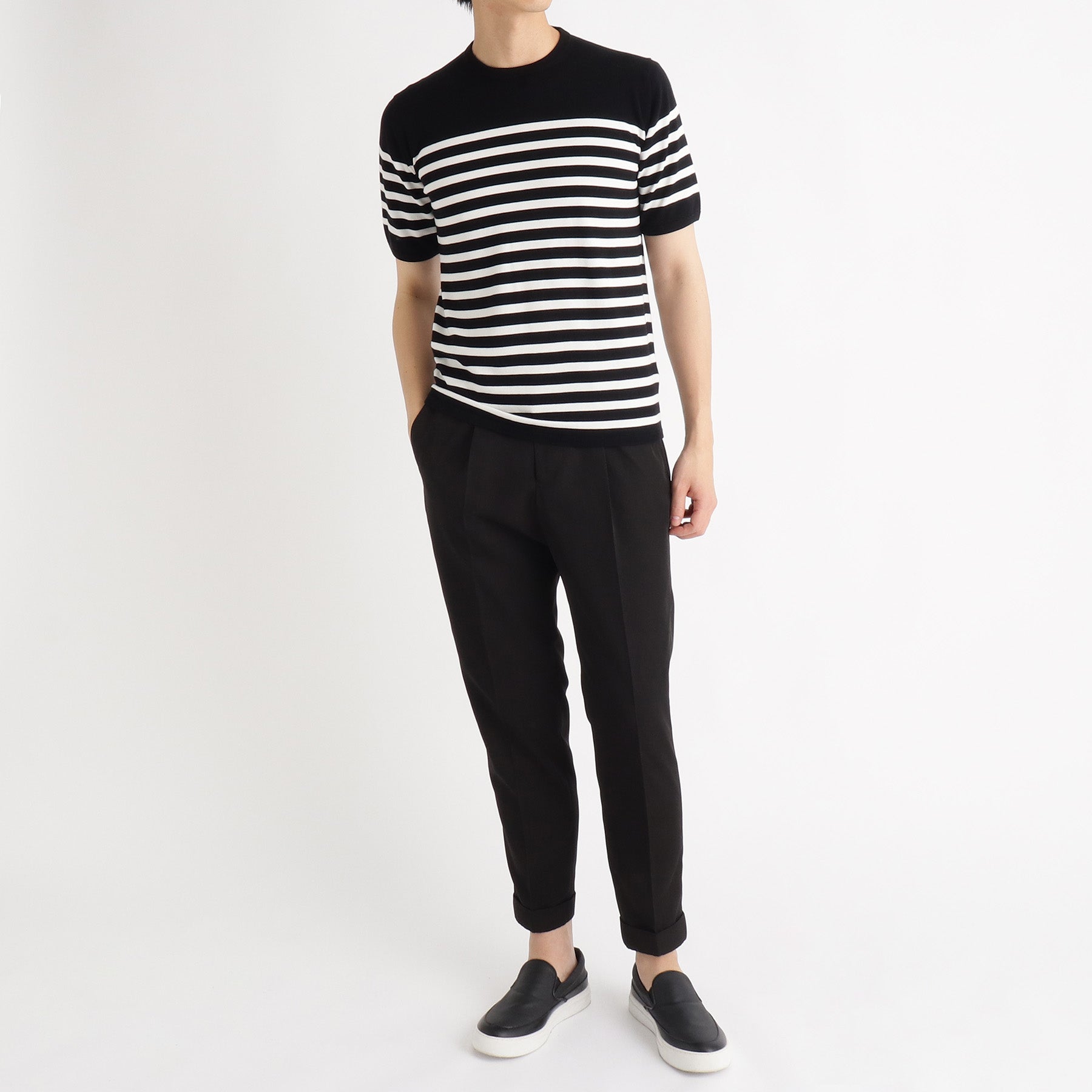 モアザンコットンイージートラウザーブラックとニットTシャツのメンズ着用画像1