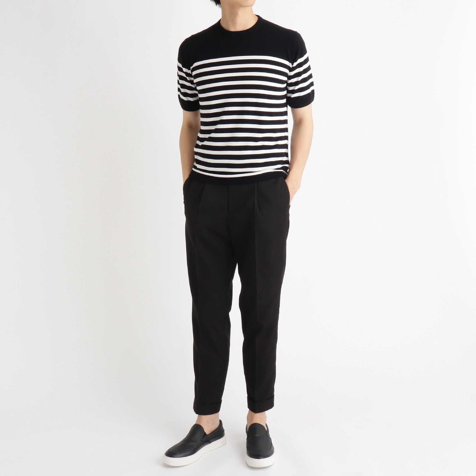モアザンコットンイージートラウザーブラックとニットTシャツのメンズ着用画像2
