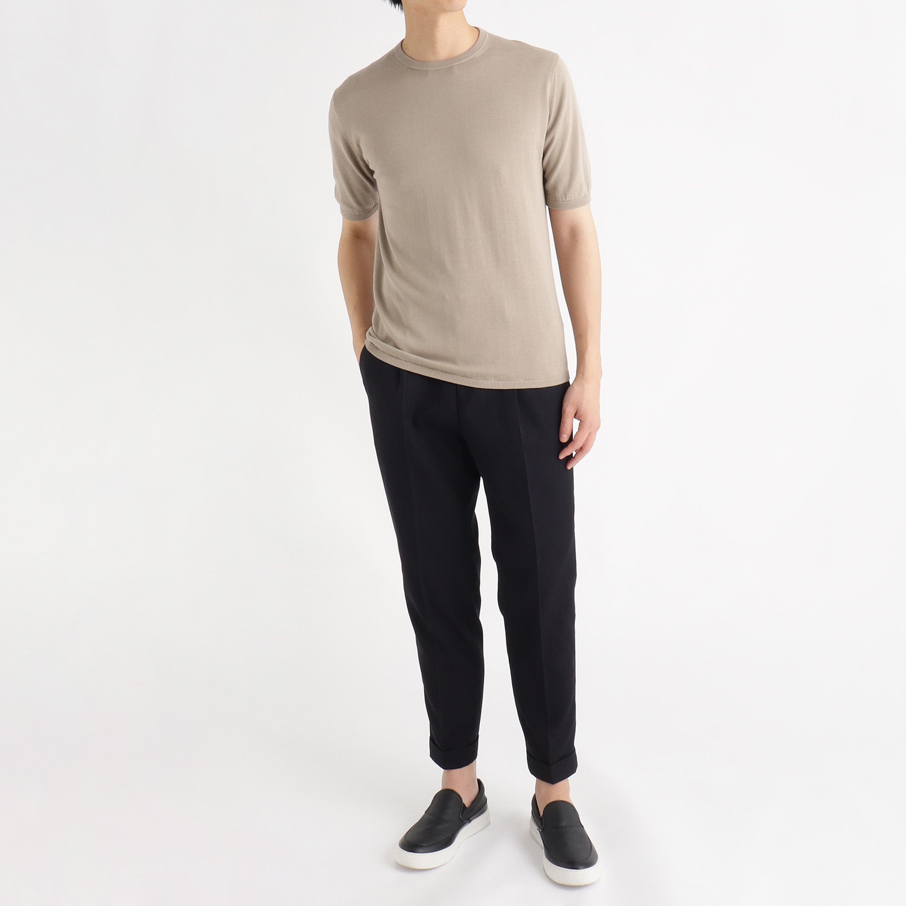モアザンコットンイージートラウザーネイビーとニットTシャツのメンズ着用画像1