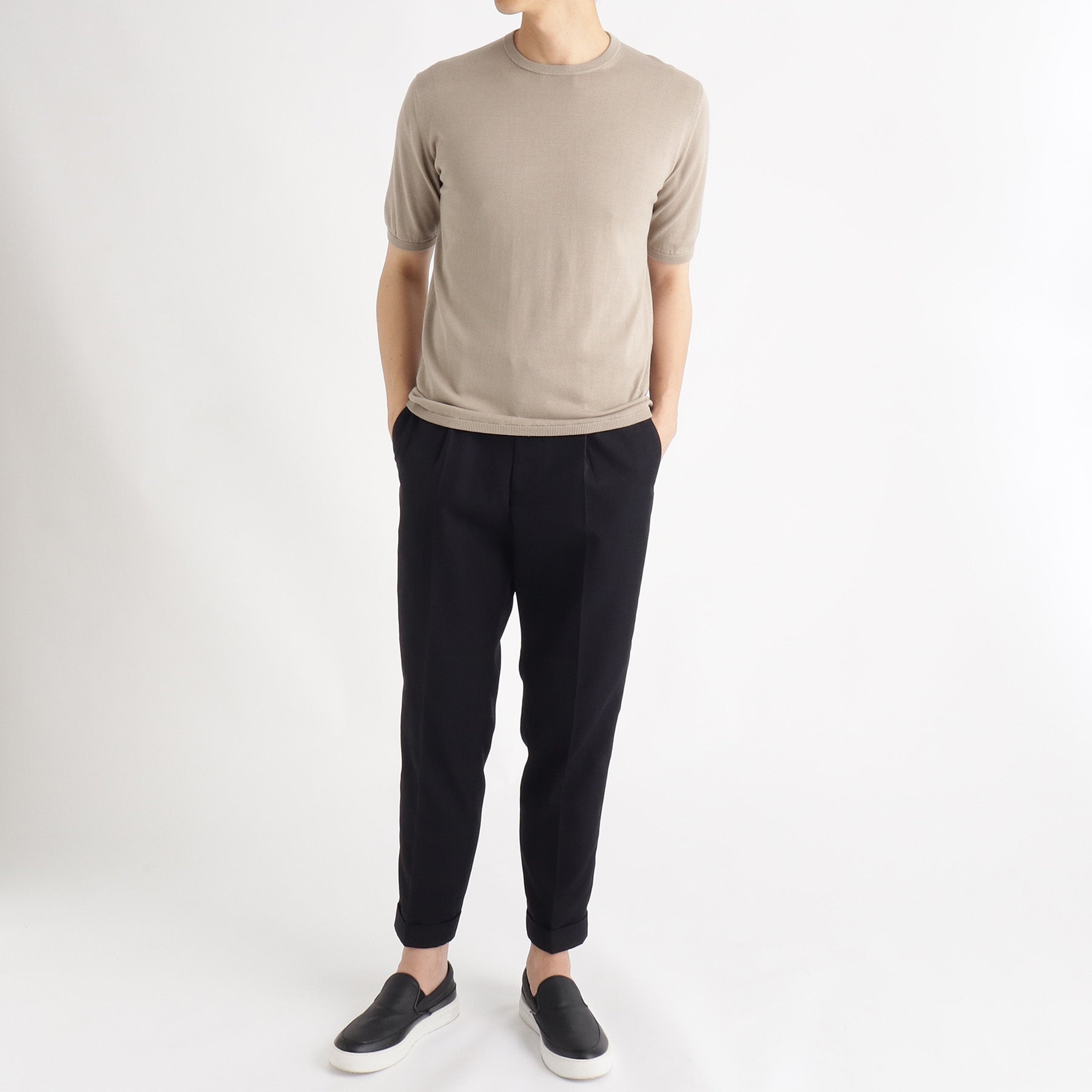 モアザンコットンイージートラウザーネイビーとニットTシャツのメンズ着用画像2