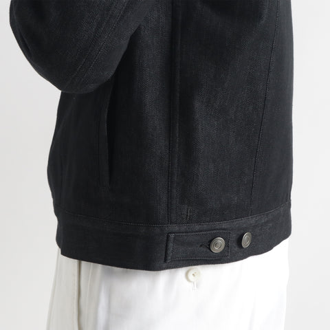 リアクティブデニム＆ソロテックス3rdtypeジャケットブラックの裾回りリブ部分を写したメンズ着用画像