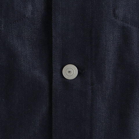 リアクティブデニム＆ソロテックス3rdtypeジャケットインディゴのボタンを写したメンズ着用画像