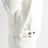 リアクティブホワイトデニム3rdtypeジャケットオフホワイトの裾回りを写したメンズ着用画像