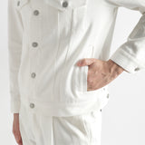 リアクティブホワイトデニム3rdtypeジャケットオフホワイトのポケットを写したメンズ着用画像