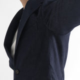 リアクティブデニム＆ソロテックスジャケットインディゴのアームホールを写したメンズ着用画像