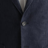 リアクティブデニム＆ソロテックスジャケットインディゴのボタンを写したメンズ着用画像