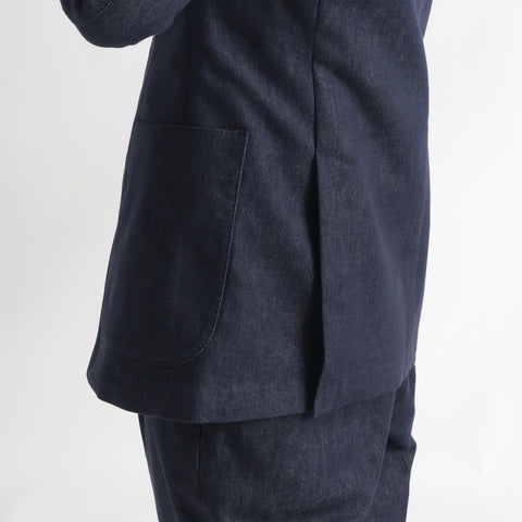リアクティブデニム＆ソロテックスジャケットインディゴの裾を写したメンズ着用画像