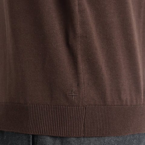 スビンプラチナムスキッパーニットオークの裾を写したメンズ着用画像