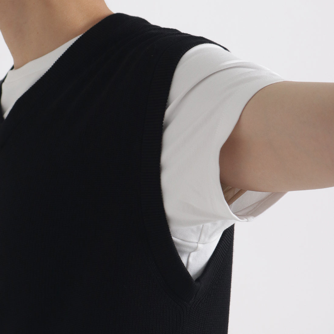 SUVIN PLATINUM Knit Vest Color: Black