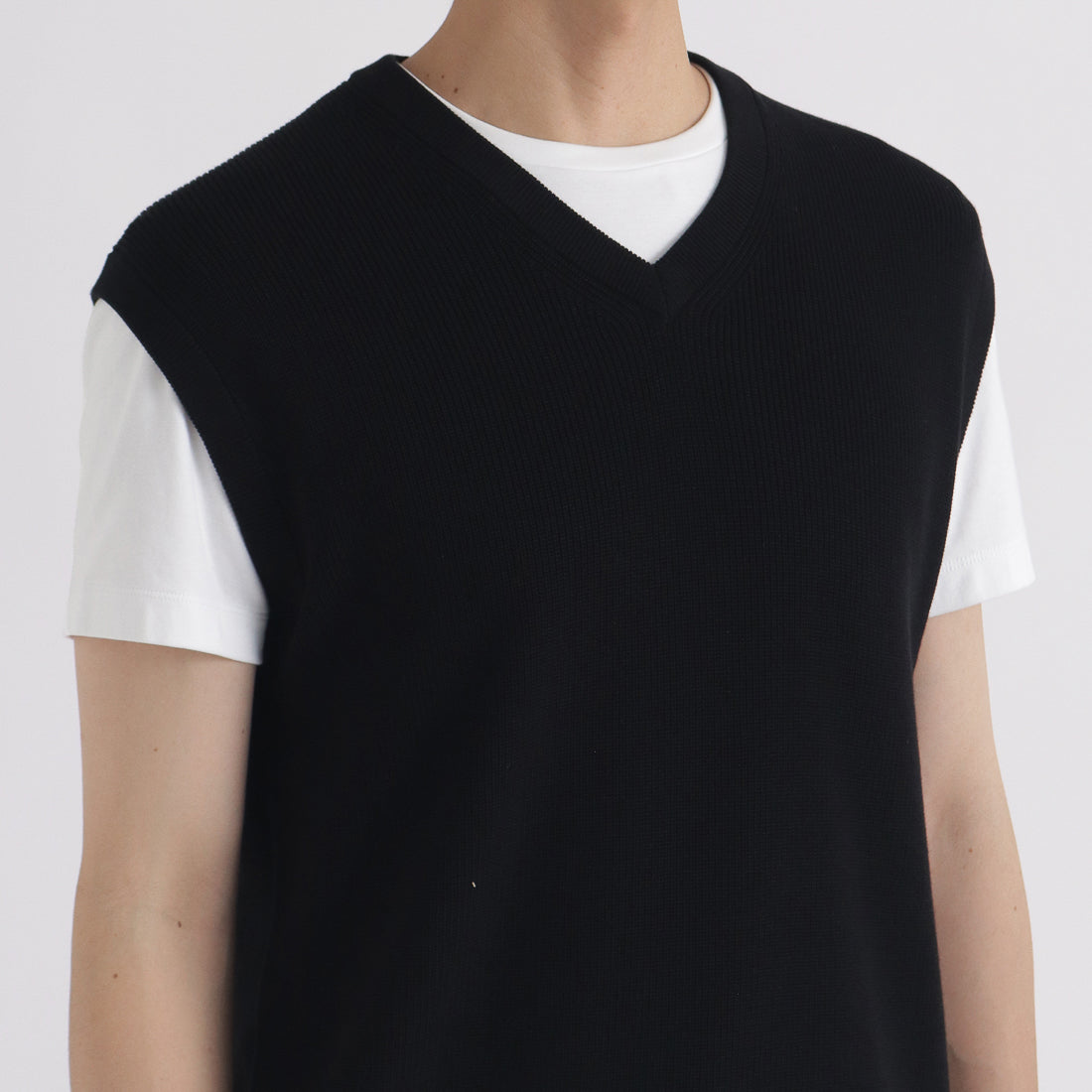 SUVIN PLATINUM Knit Vest Color: Black
