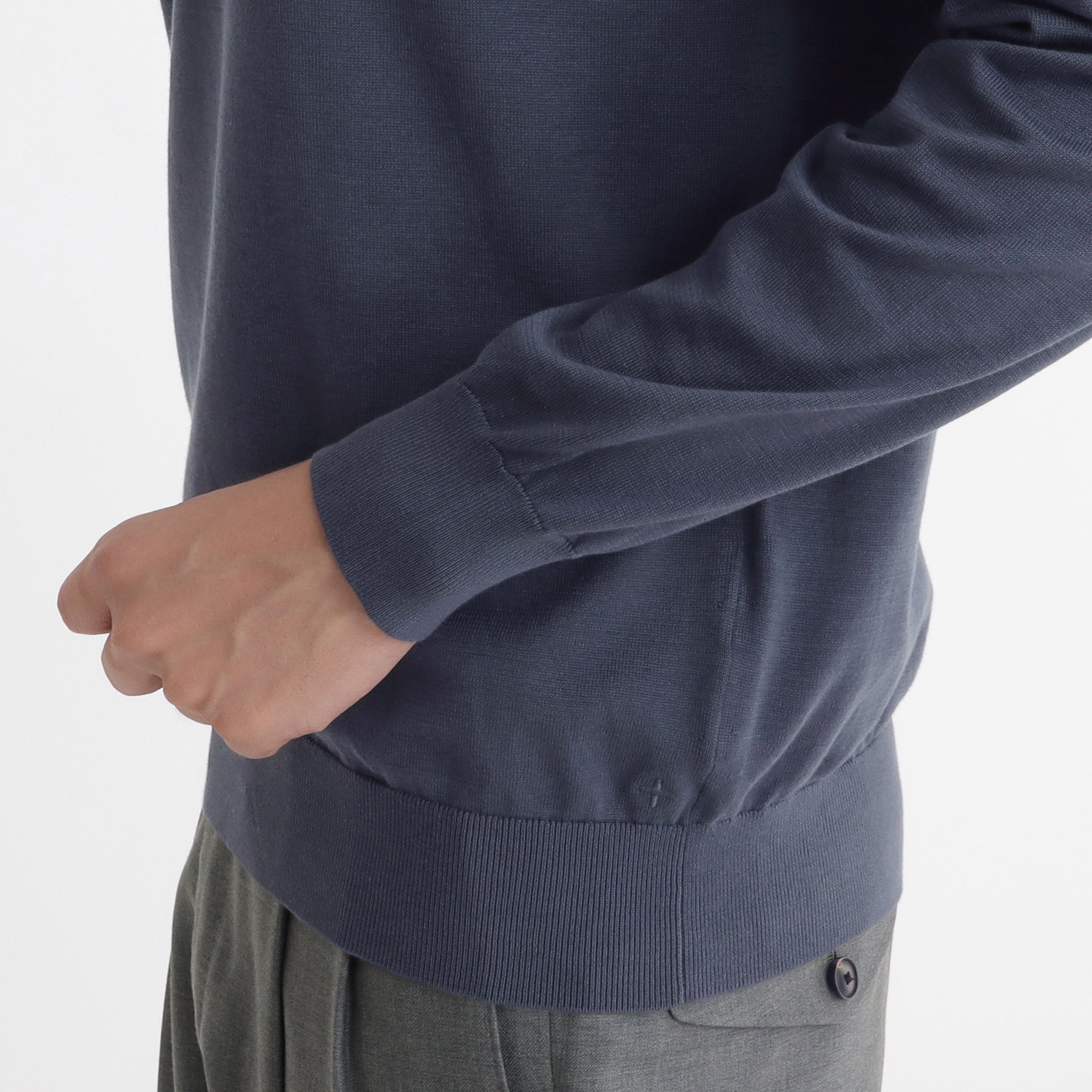 スビンプラチナム モックネックニット グラファイトブルー | ＋CLOTHET