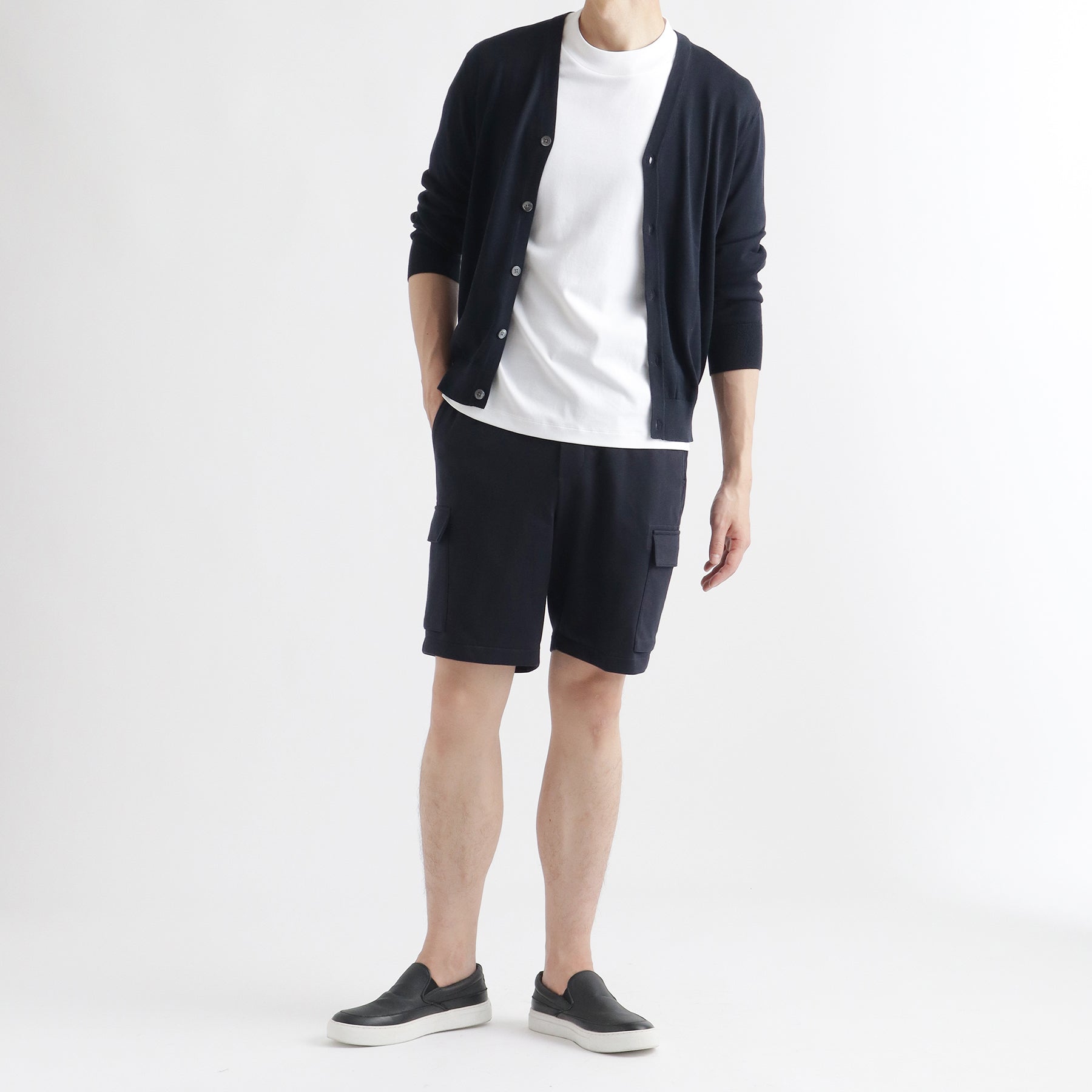 スビンプラチナムスムーステリーカーゴショートパンツネイビーとTシャツのメンズ着用画像1