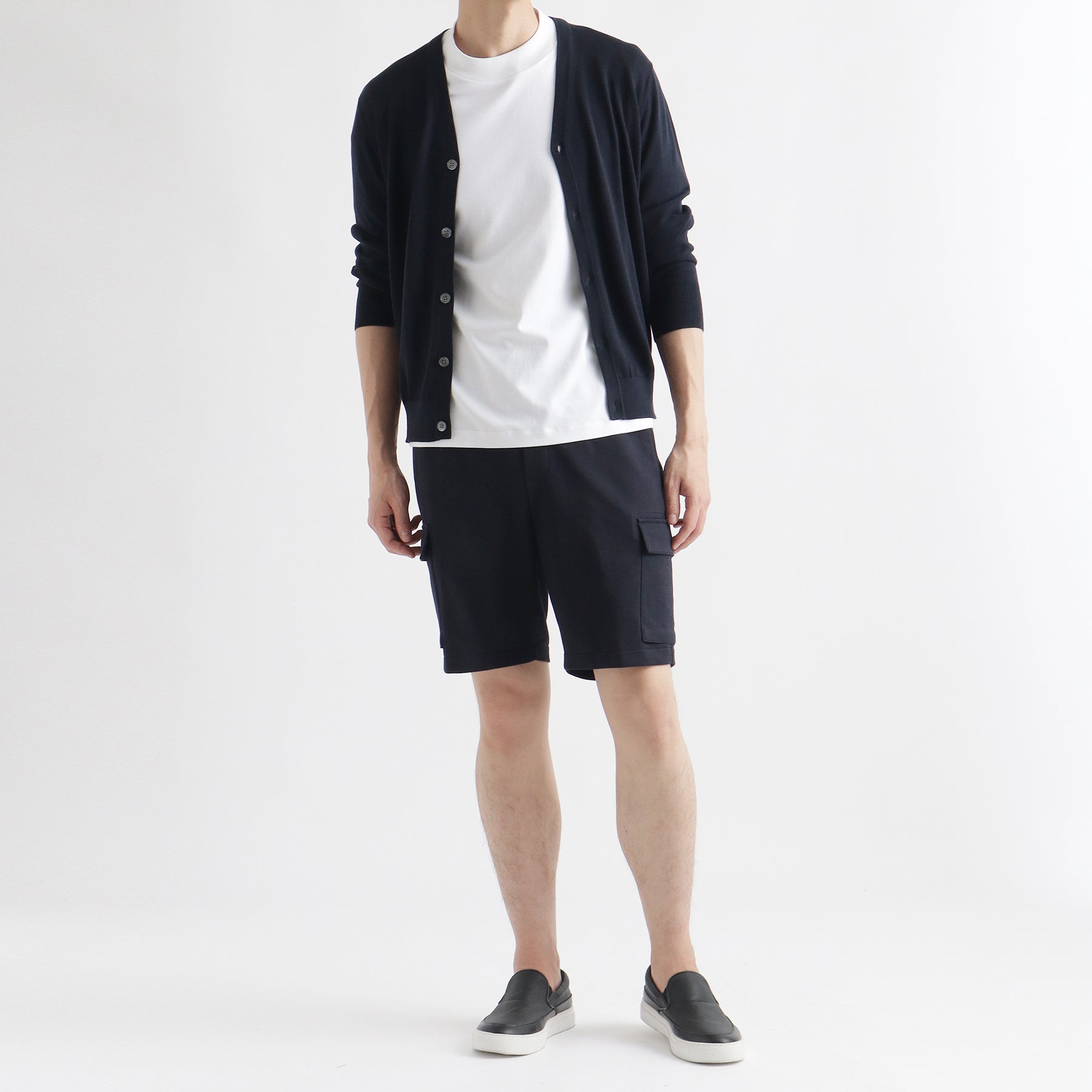 スビンプラチナムスムーステリーカーゴショートパンツネイビーとTシャツのメンズ着用画像2