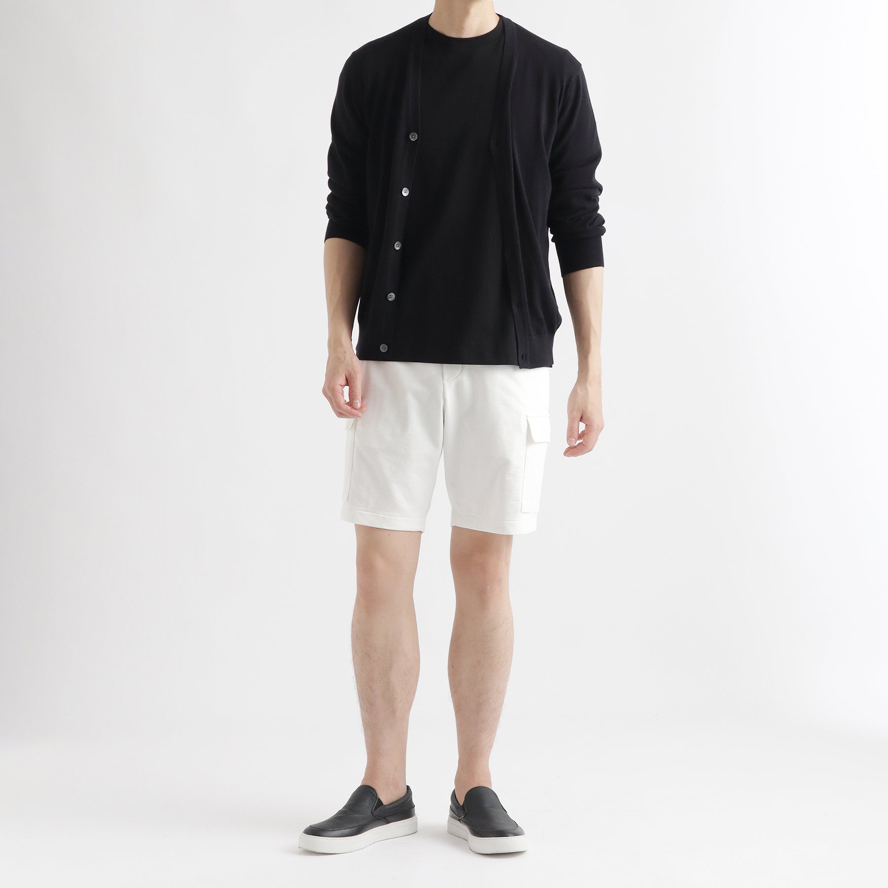 スビンプラチナムスムーステリーカーゴショートパンツオフホワイトとTシャツのメンズ着用画像1