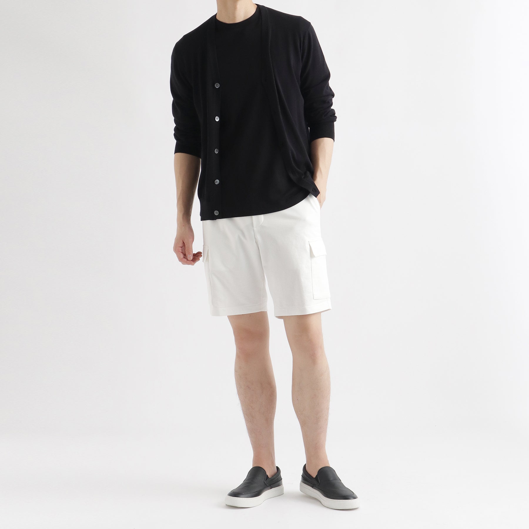 スビンプラチナムスムーステリーカーゴショートパンツオフホワイトとTシャツのメンズ着用画像2