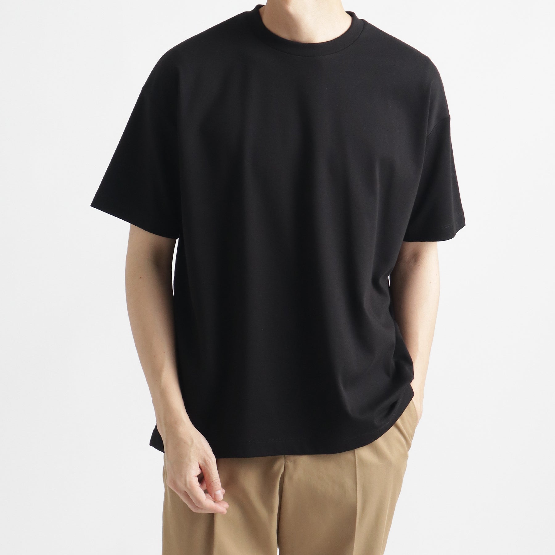 スビンプラチナムスムースビッグTシャツブラックのメンズ着用画像2