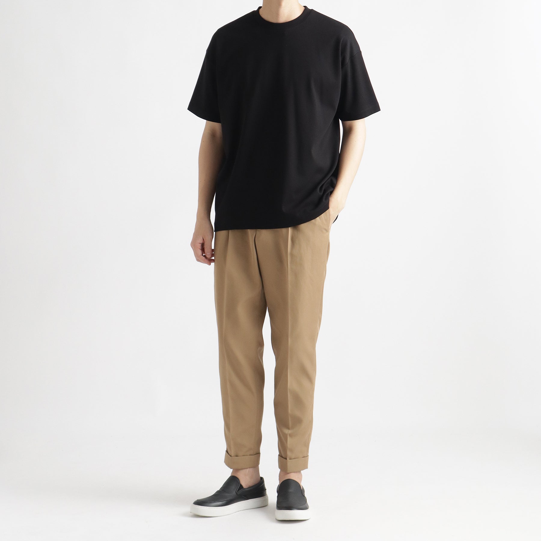 スビンプラチナムスムースビッグTシャツブラックとパンツのメンズ着用画像1