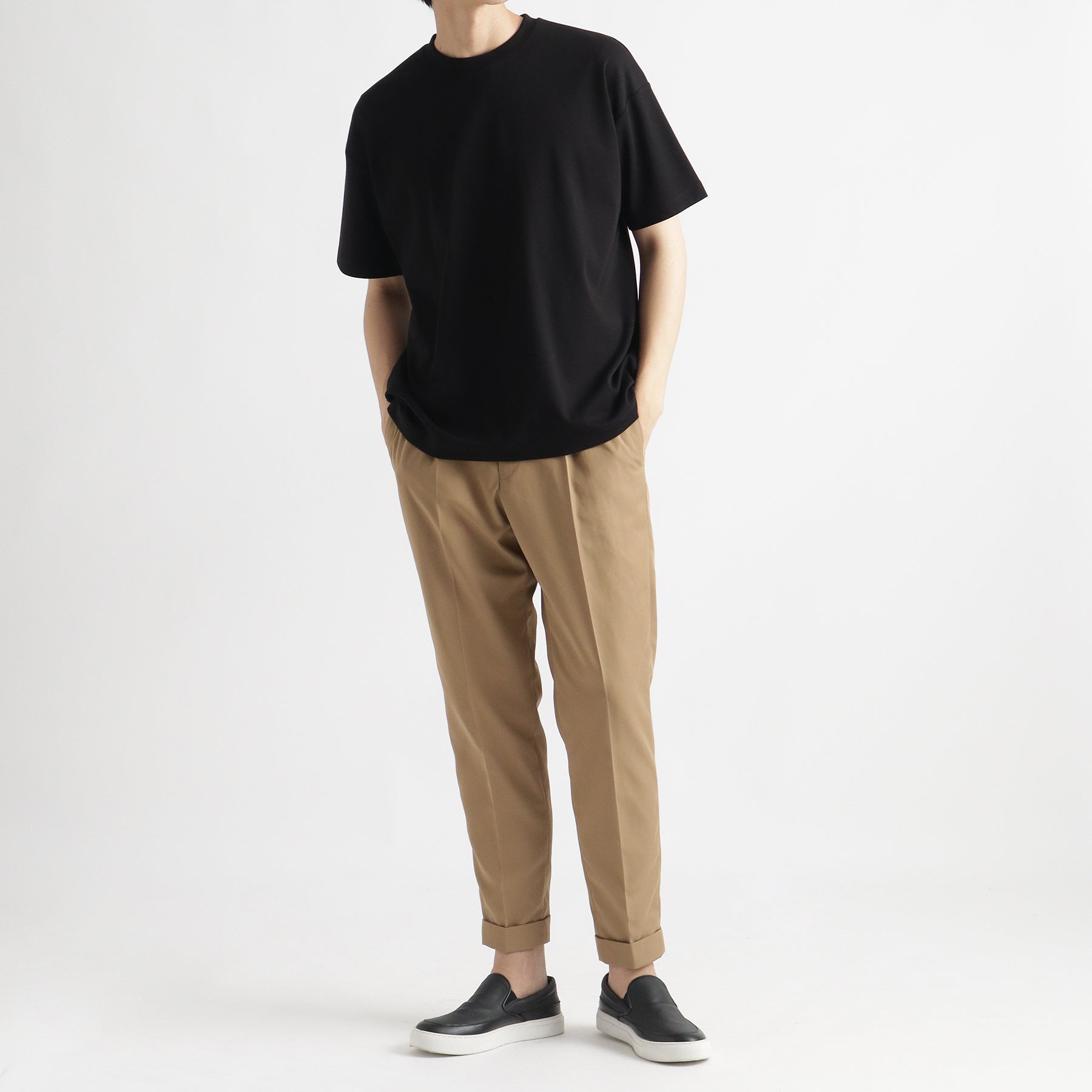 スビンプラチナムスムースビッグTシャツブラックとパンツのメンズ着用画像2