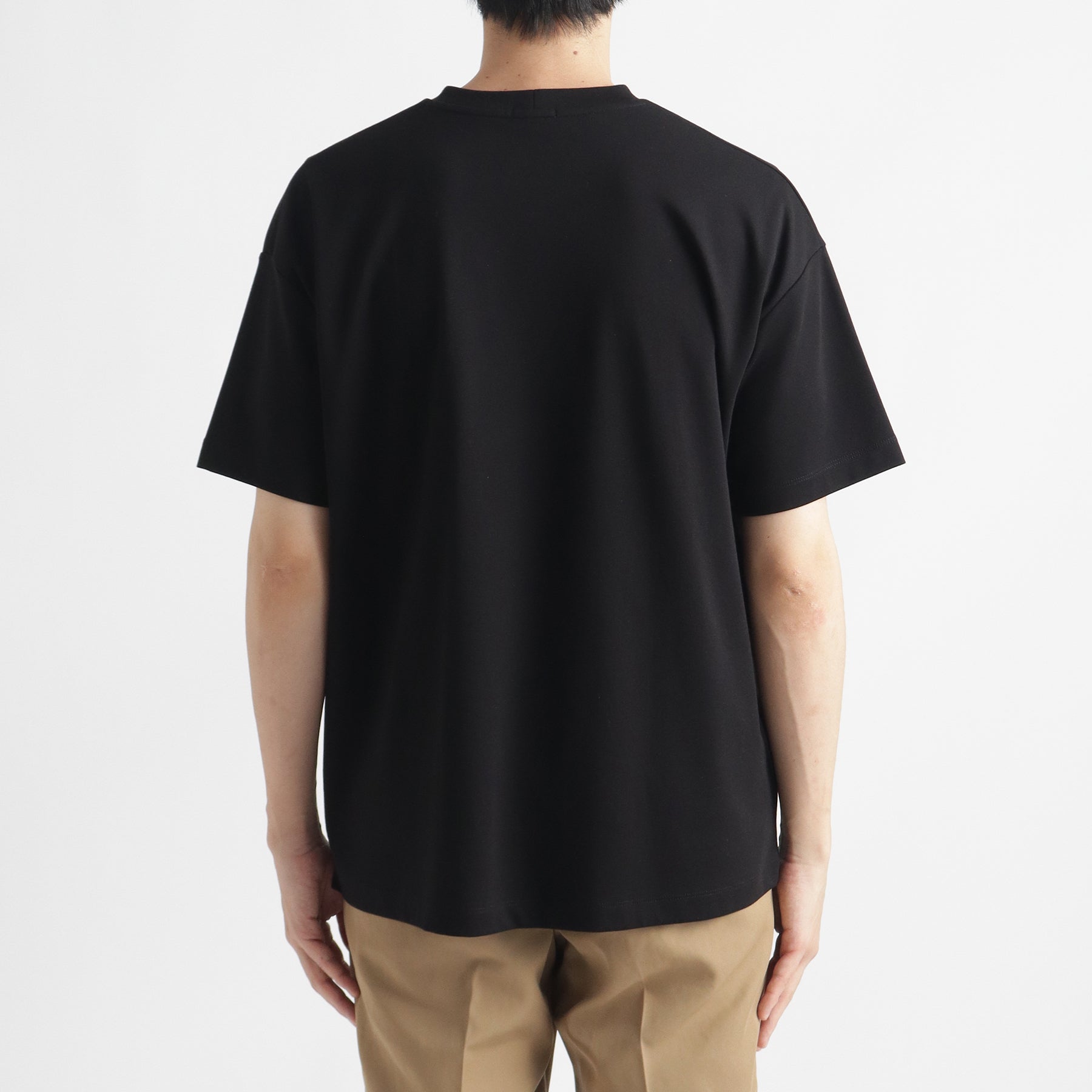 スビンプラチナムスムースビッグTシャツブラックの背面を写したメンズ着用画像