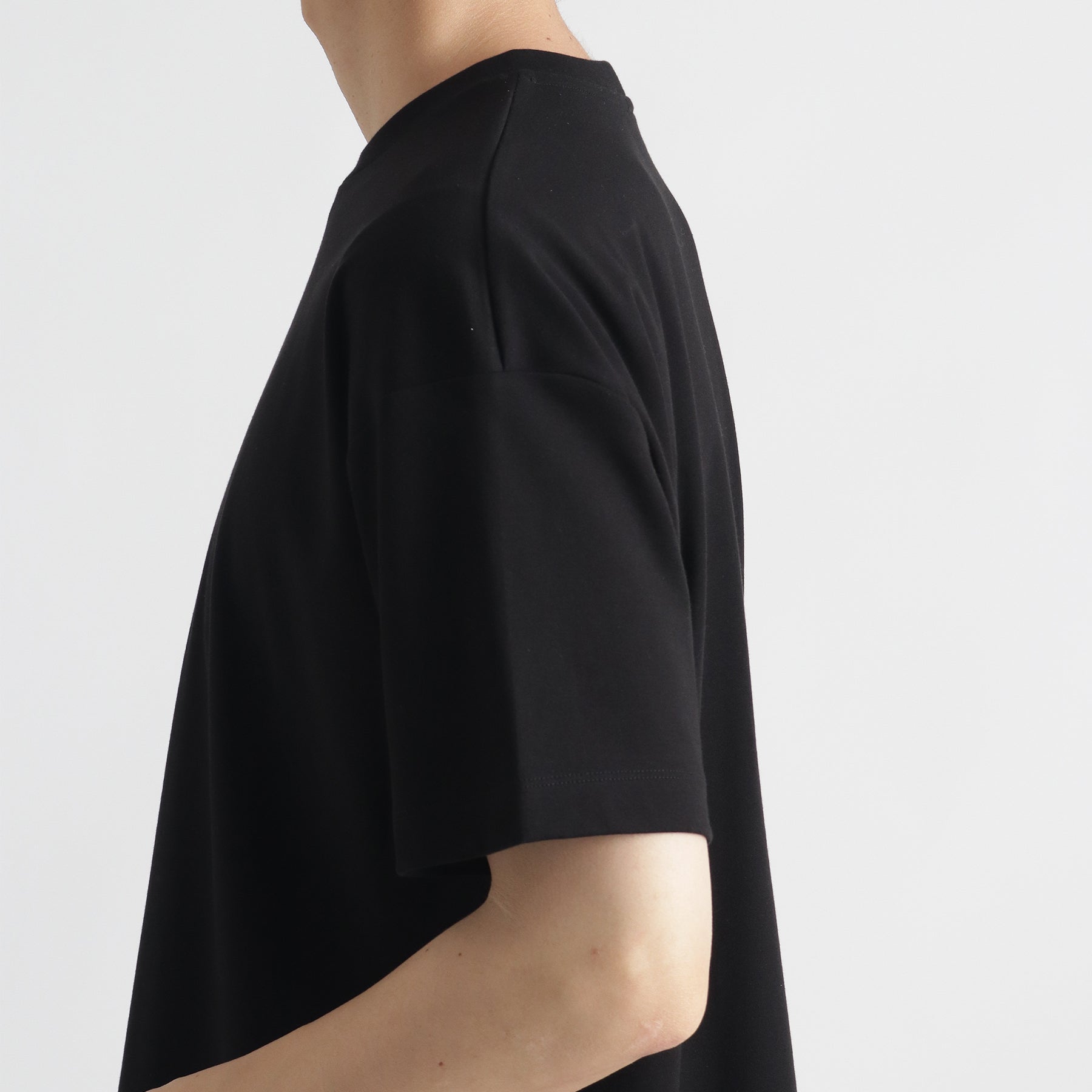 スビンプラチナムスムースビッグTシャツブラックの袖を写したメンズ着用画像