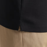 スビンプラチナムスムースビッグTシャツブラックの裾を写したメンズ着用画像