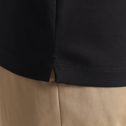 スビンプラチナムスムースビッグTシャツブラックの裾を写したメンズ着用画像