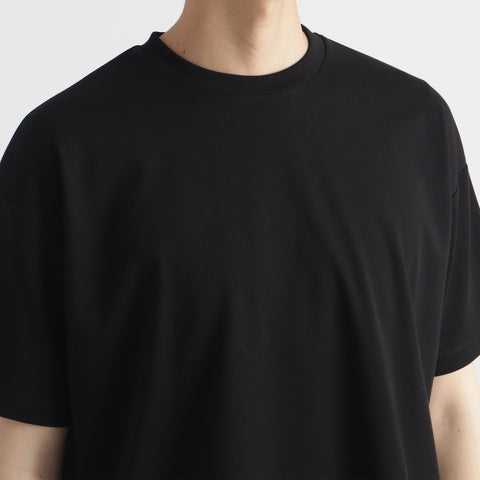 スビンプラチナムスムースビッグTシャツブラックの首まわりを写したメンズ着用画像