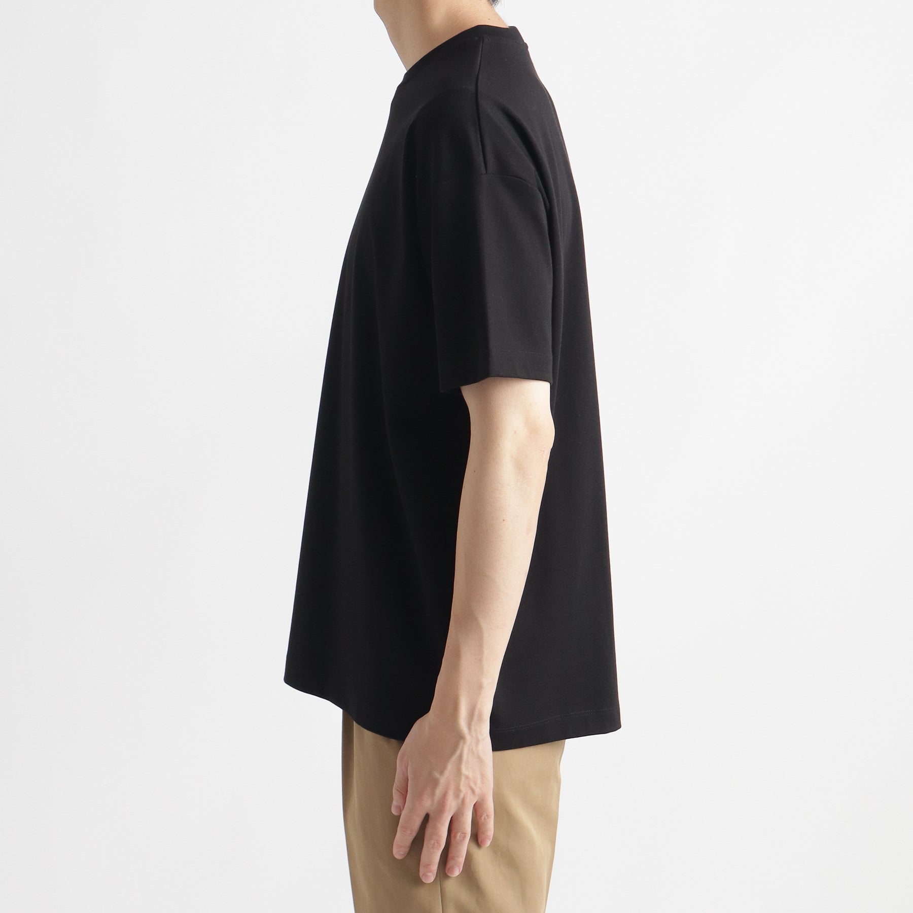 スビンプラチナムスムースビッグTシャツブラックの側面を写したメンズ着用画像