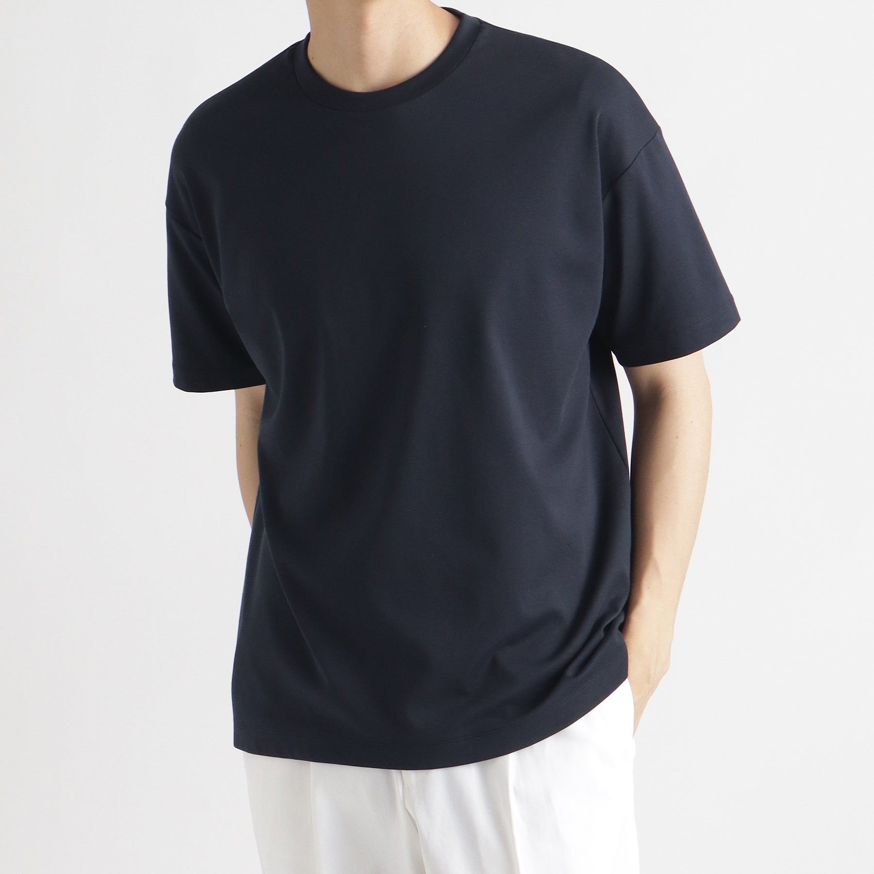 スビンプラチナムスムースビッグTシャツネイビーのメンズ着用画像1