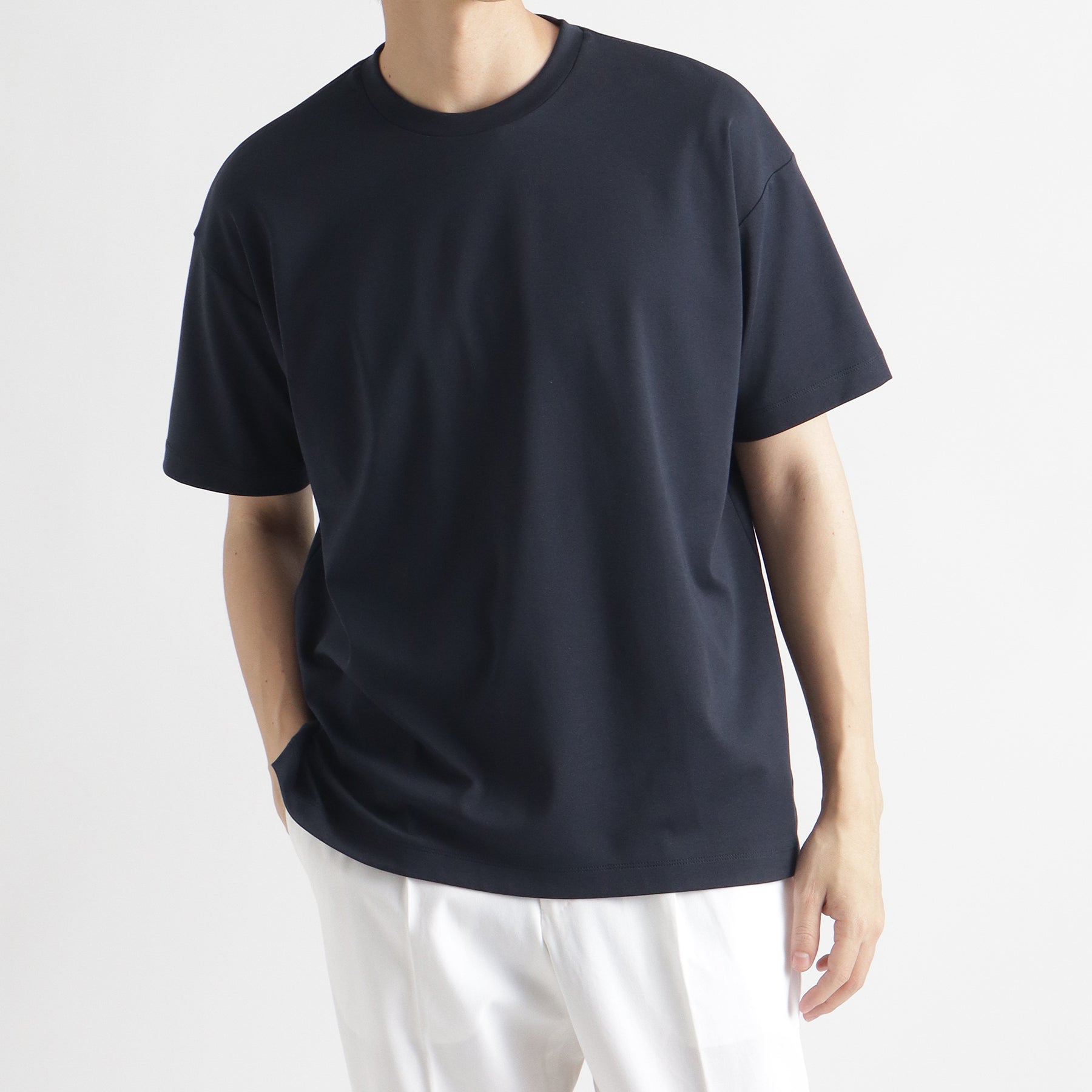 スビンプラチナムスムースビッグTシャツネイビーのメンズ着用画像2