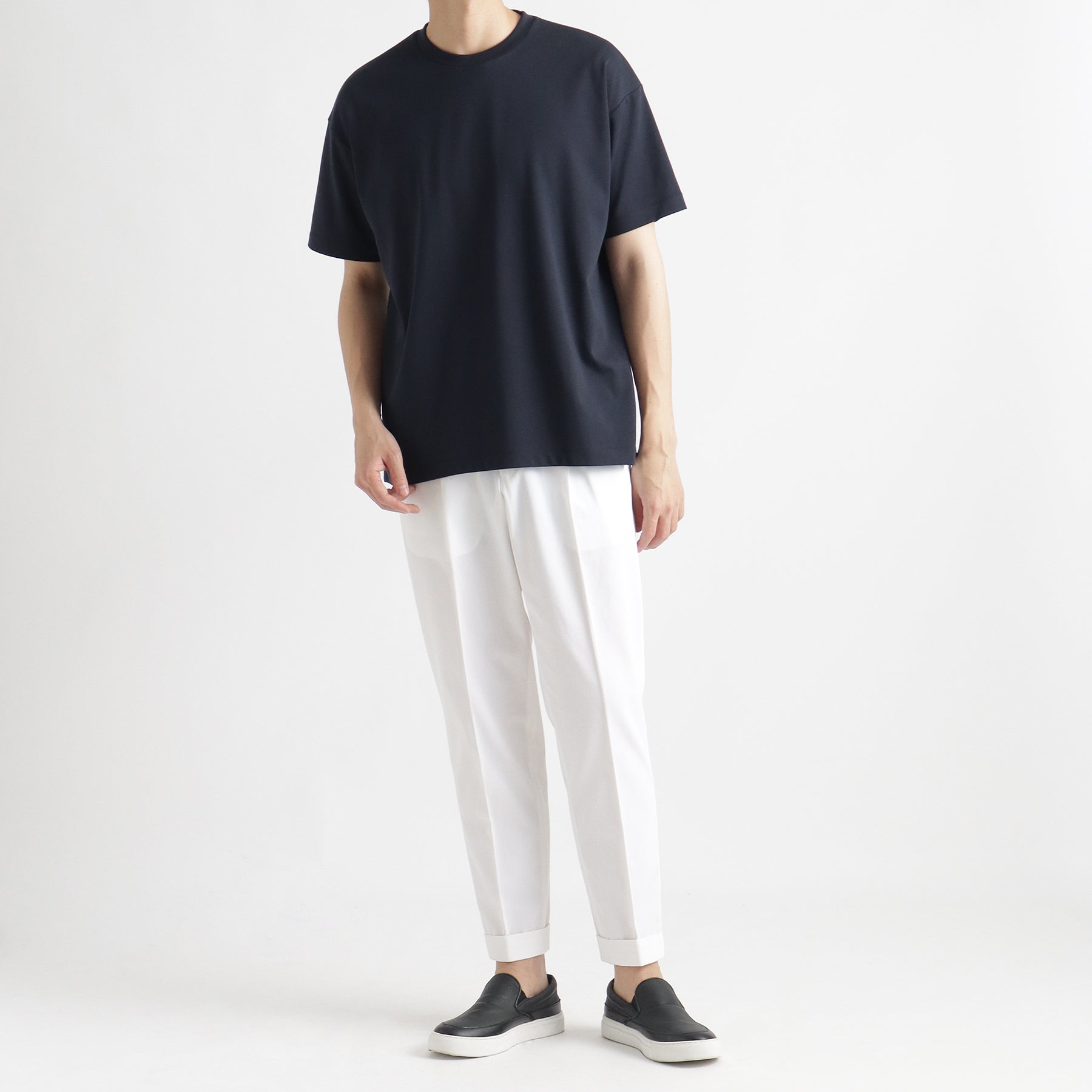 スビンプラチナムスムースビッグTシャツネイビーとパンツのメンズ着用画像1