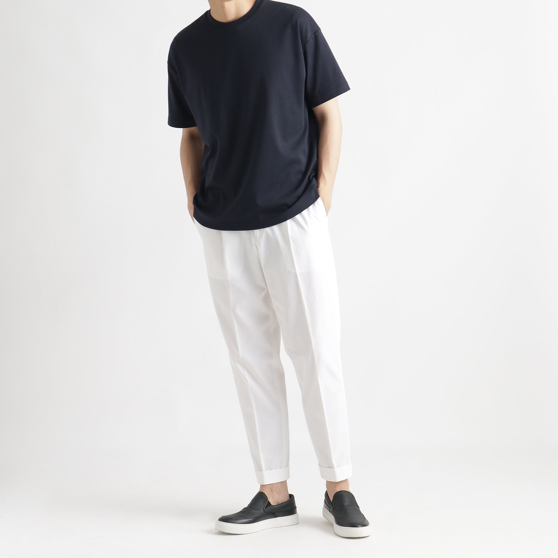 スビンプラチナムスムースビッグTシャツネイビーとパンツのメンズ着用画像2