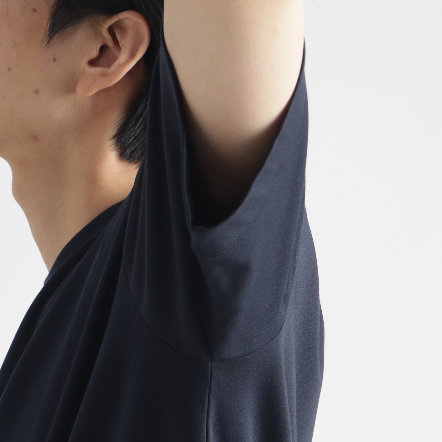 スビンプラチナムスムースビッグTシャツネイビーのアームホールを写したメンズ着用画像