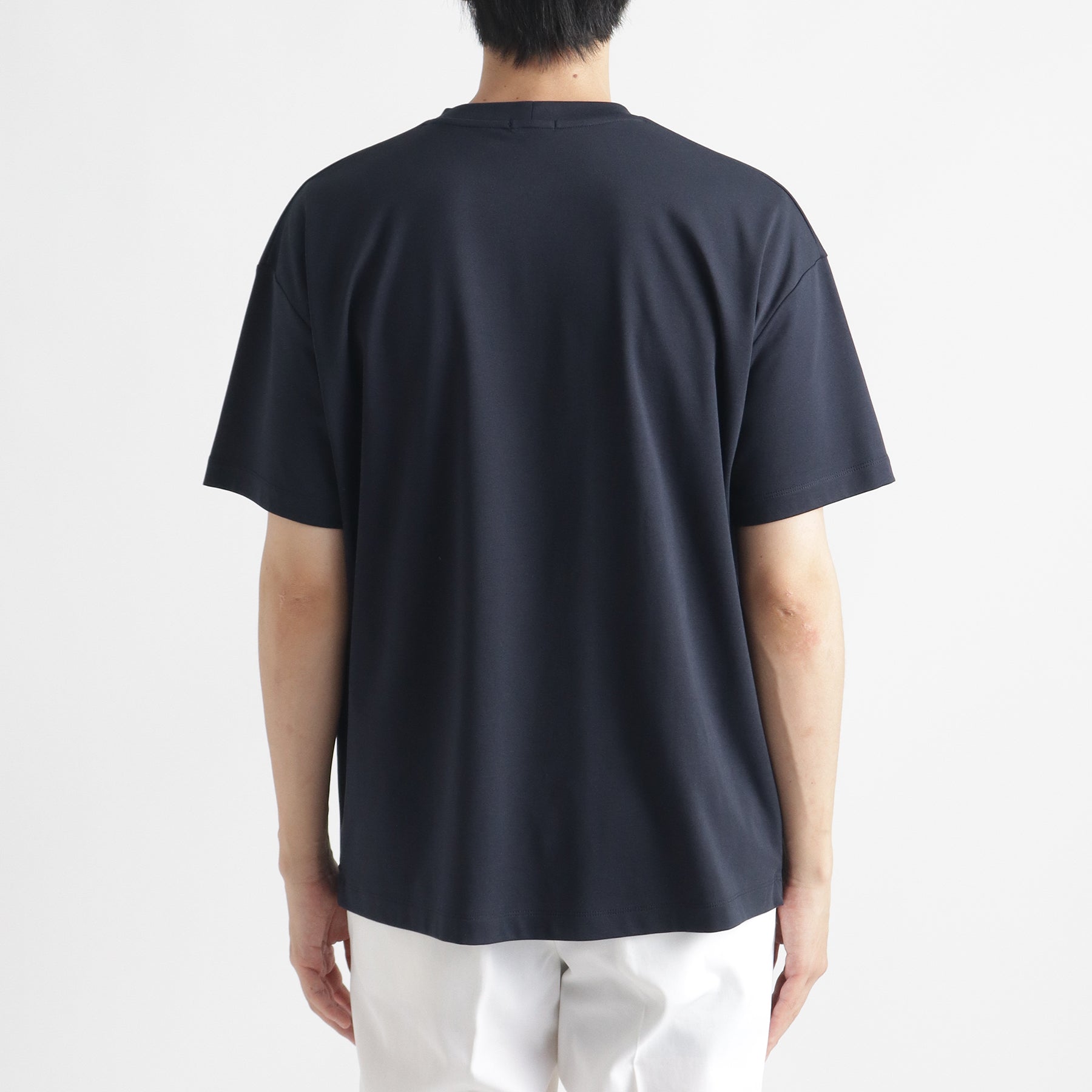 スビンプラチナムスムースビッグTシャツネイビーの背面を写したメンズ着用画像