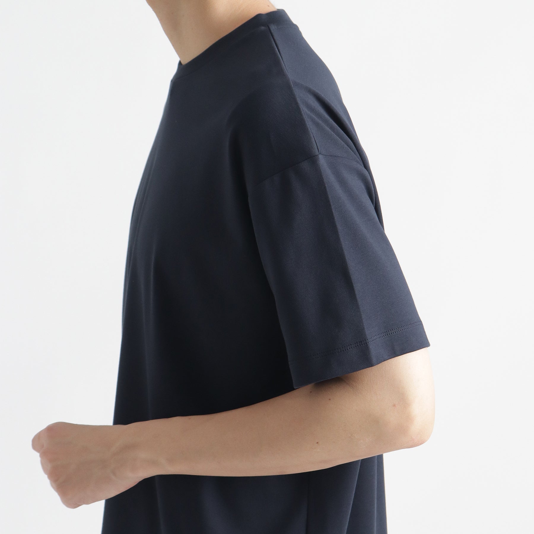 スビンプラチナムスムースビッグTシャツネイビーの袖を写したメンズ着用画像