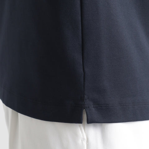スビンプラチナムスムースビッグTシャツネイビーの裾を写したメンズ着用画像