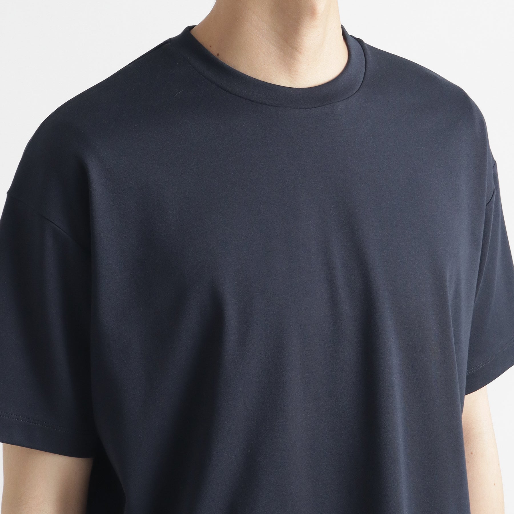 スビンプラチナムスムースビッグTシャツネイビーの首まわりを写したメンズ着用画像