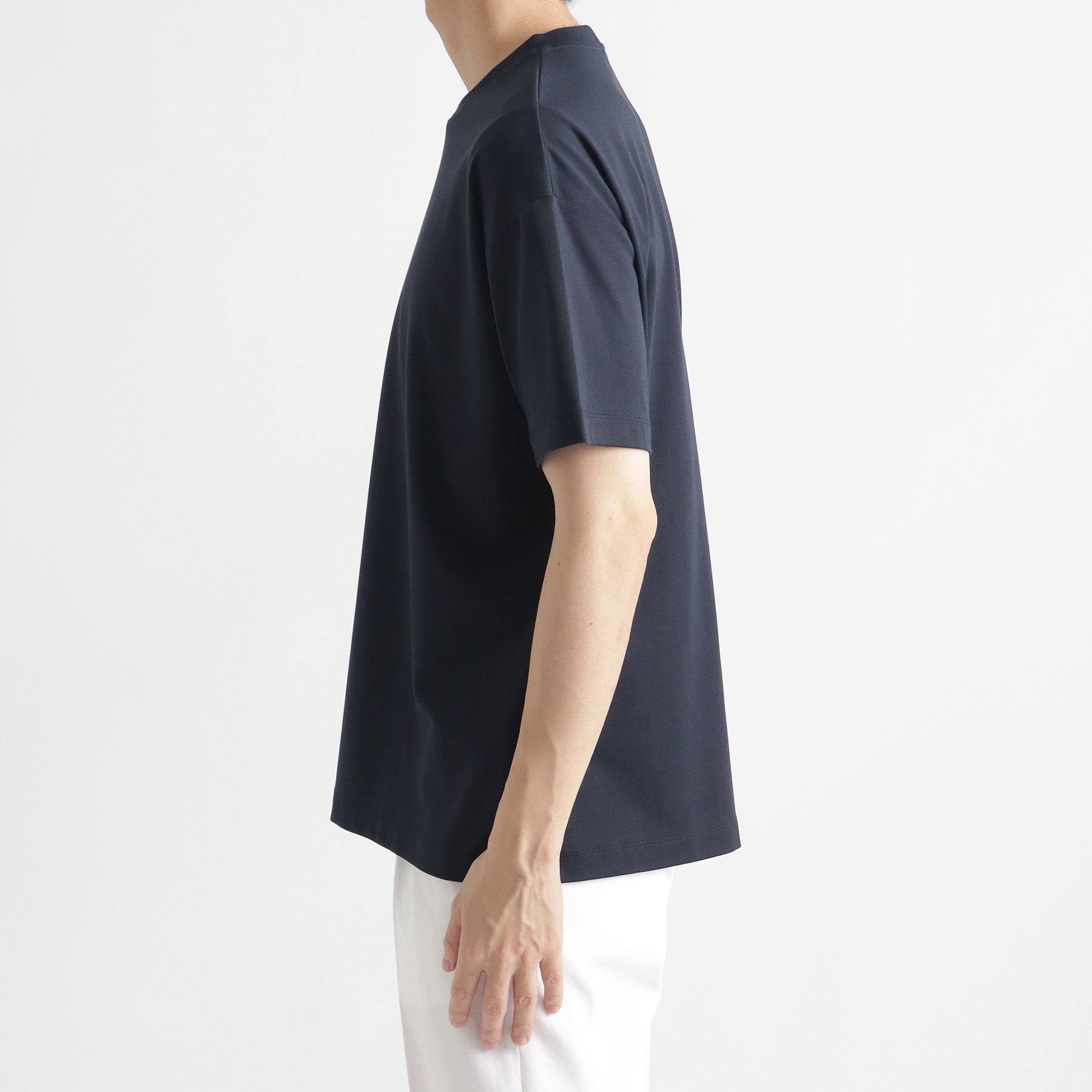 スビンプラチナムスムースビッグTシャツネイビーの側面を写したメンズ着用画像