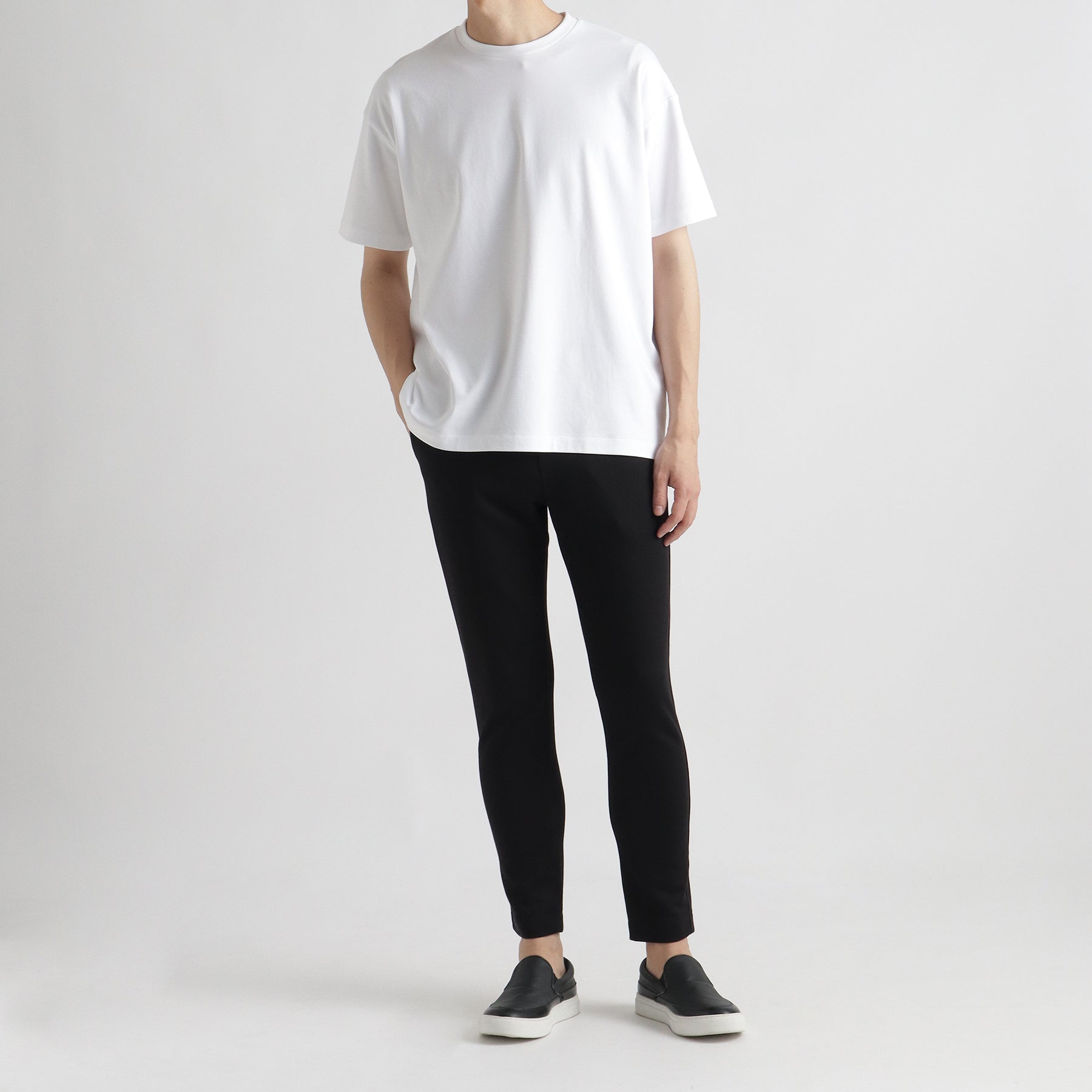スビンプラチナムスムースビッグTシャツホワイトとパンツのメンズ着用画像1