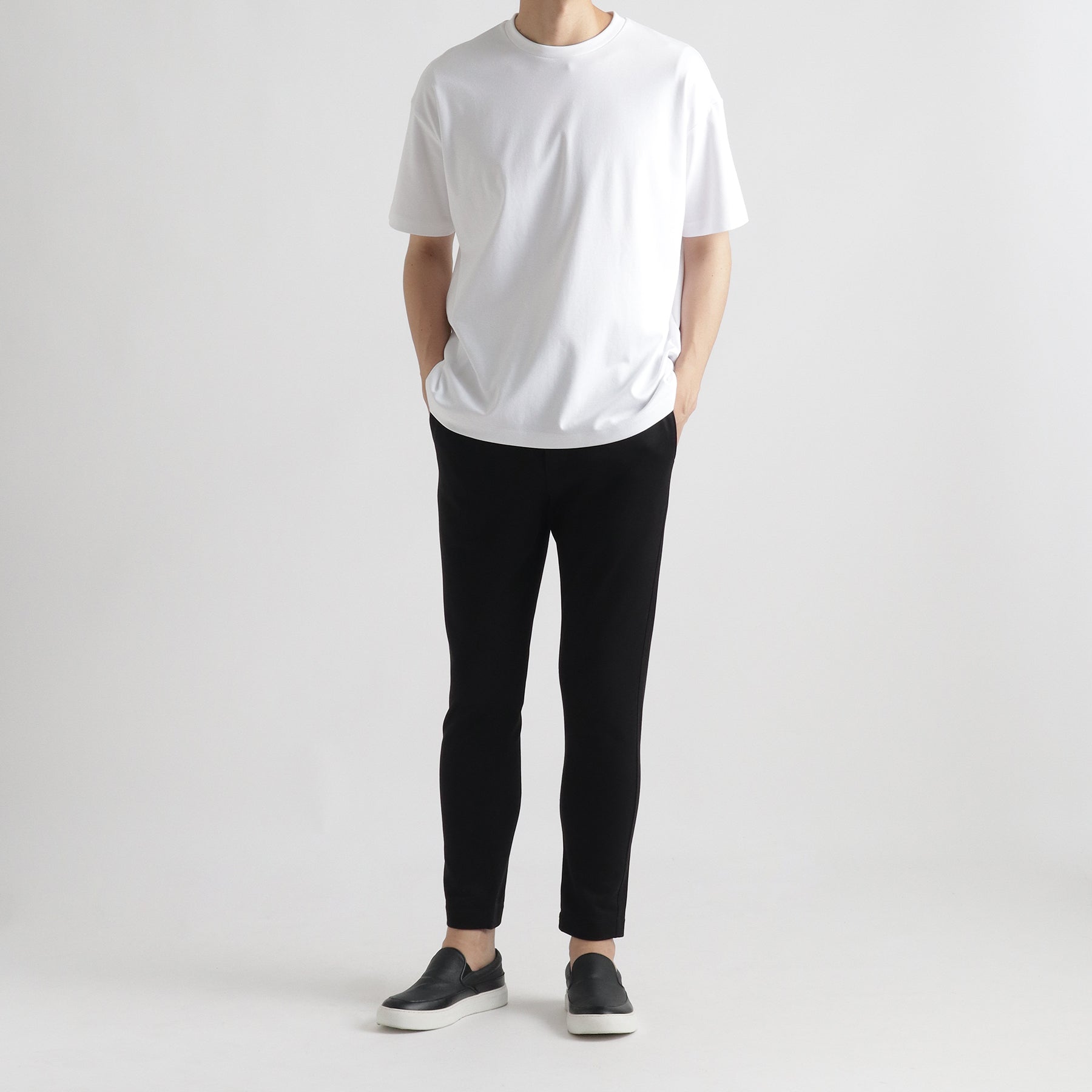 スビンプラチナムスムースビッグTシャツホワイトとパンツのメンズ着用画像2