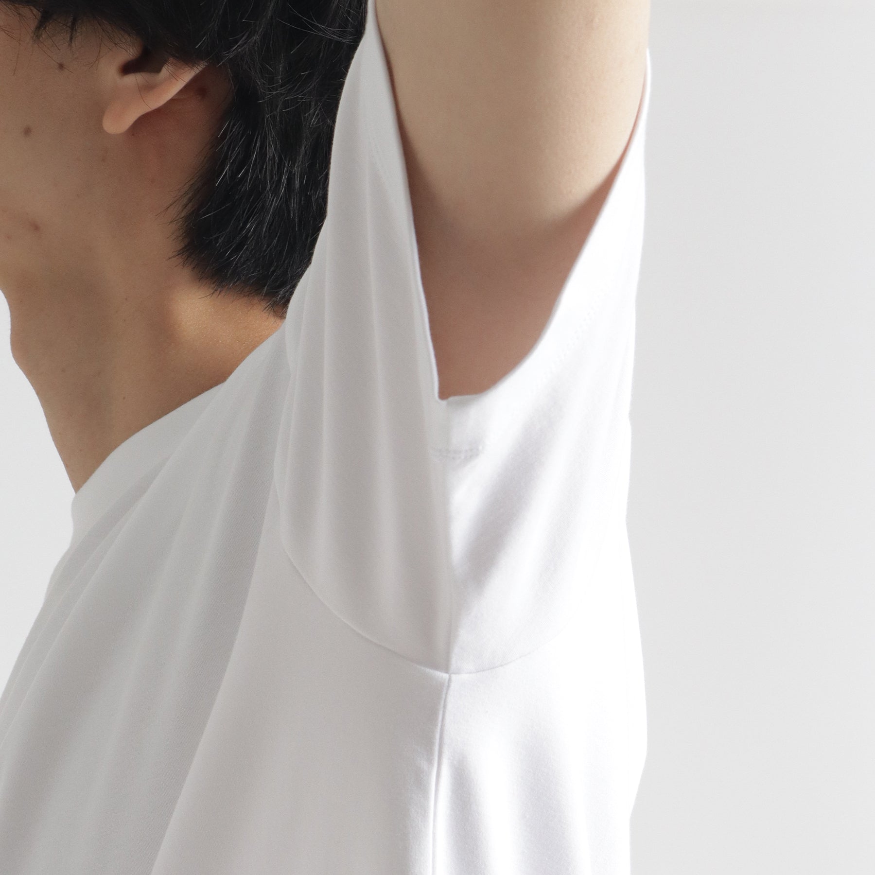 スビンプラチナムスムースビッグTシャツホワイトのアームホールを写したメンズ着用画像