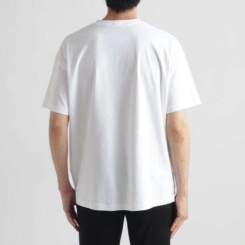 スビンプラチナムスムースビッグTシャツホワイトの背面を写したメンズ着用画像