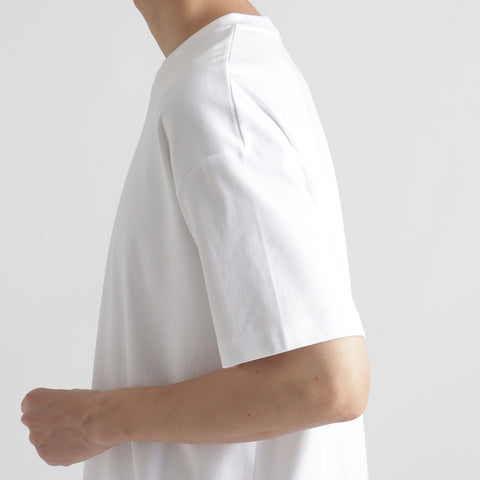 スビンプラチナムスムースビッグTシャツホワイトの袖を写したメンズ着用画像