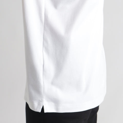 スビンプラチナムスムースビッグTシャツホワイトの裾を写したメンズ着用画像