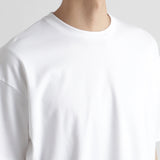 スビンプラチナムスムースビッグTシャツホワイトの首まわりを写したメンズ着用画像
