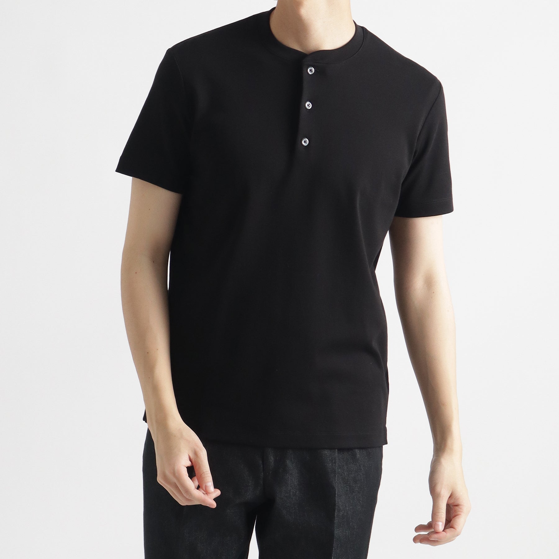 スビンプラチナムスムースヘンリーネックTシャツブラックのメンズ着用画像1