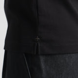 スビンプラチナムスムースヘンリーネックTシャツブラックの裾を写したメンズ着用画像
